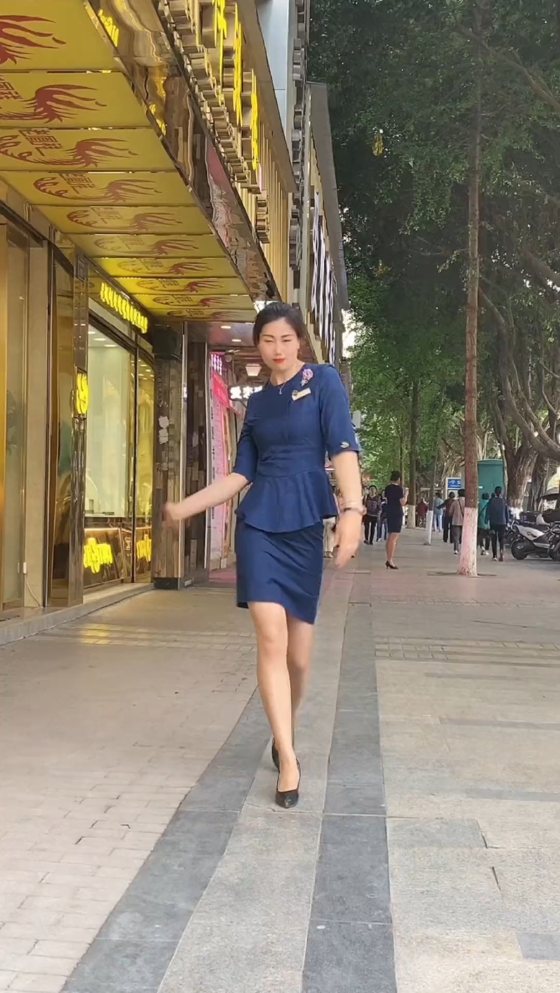 天气越来越热了,珠宝小姐姐为大家热舞一曲