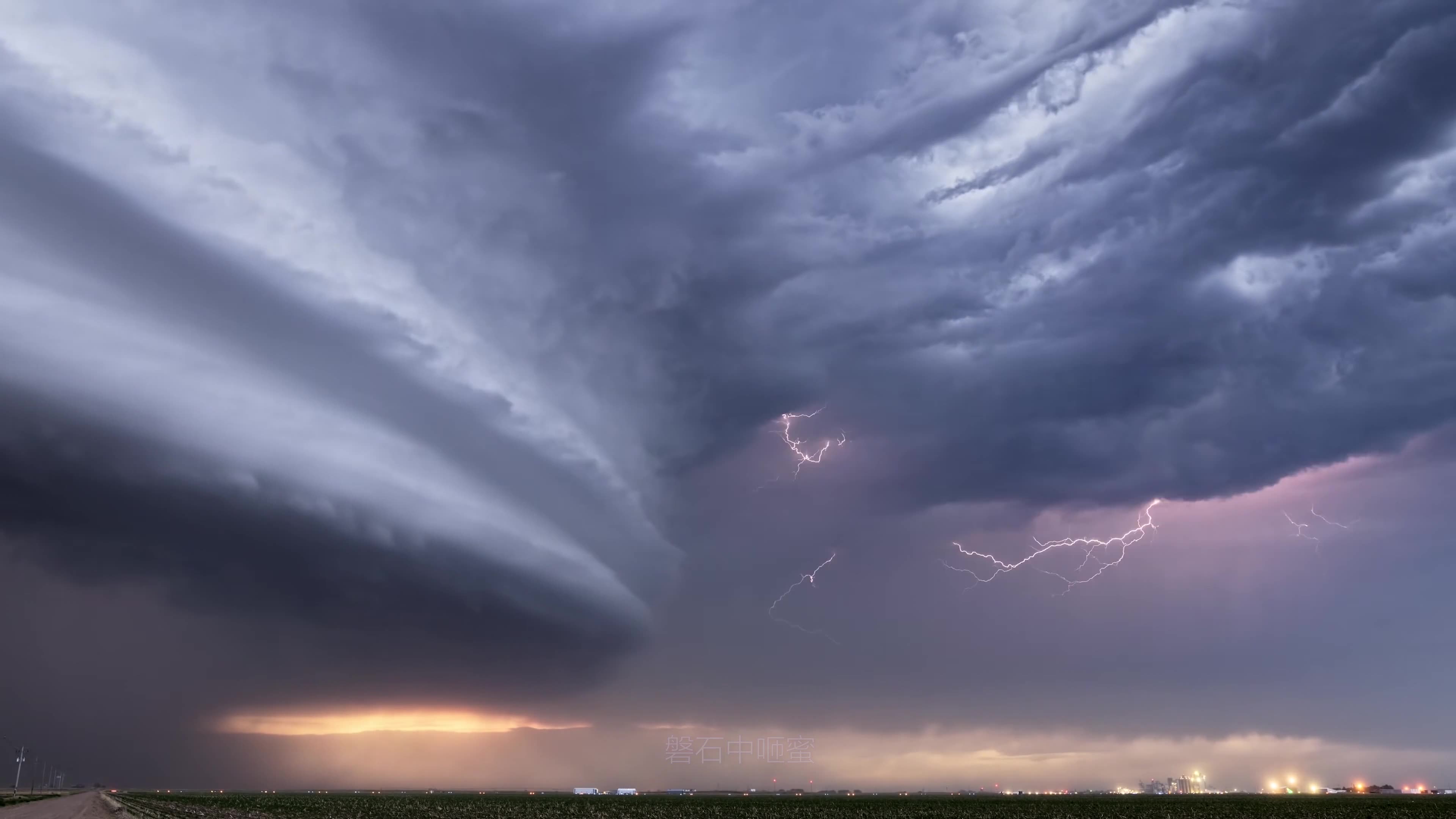 [图]【震撼！美国旋转雷暴 Rotating Thunderstorm 延时摄影 4K】摄影师 Dustin Farrell 超级单体雷暴 Supercell 闪电