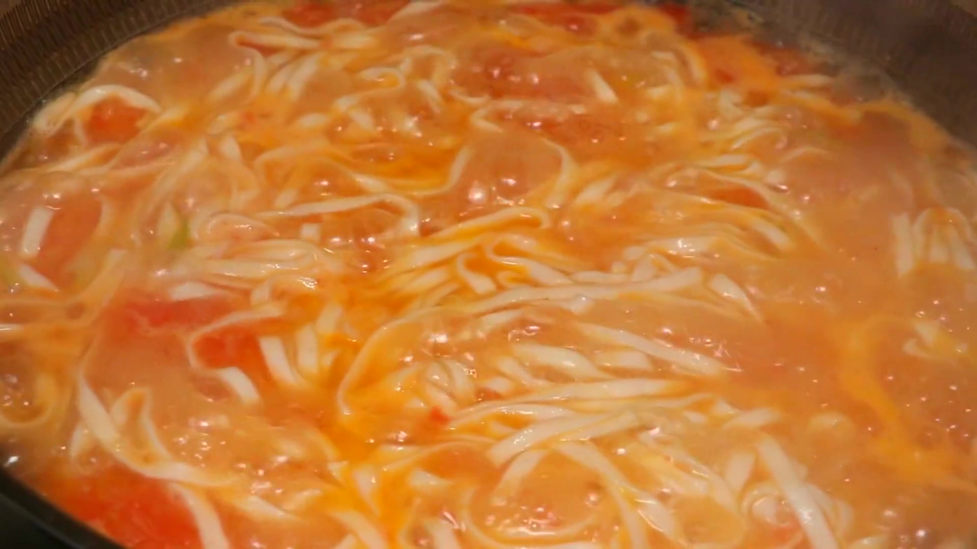 早餐来这么一碗番茄鸡蛋面,汤鲜蛋滑营养丰富,孩子都要吃上两碗