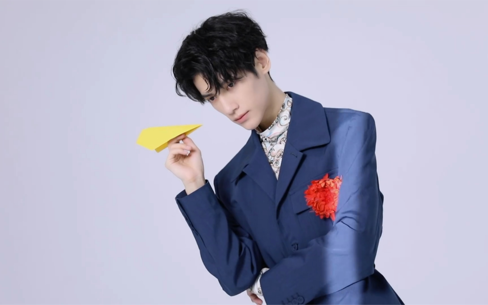 罗云熙2021男人风尚物料合集帅哥笑着向你扔了一架纸飞机