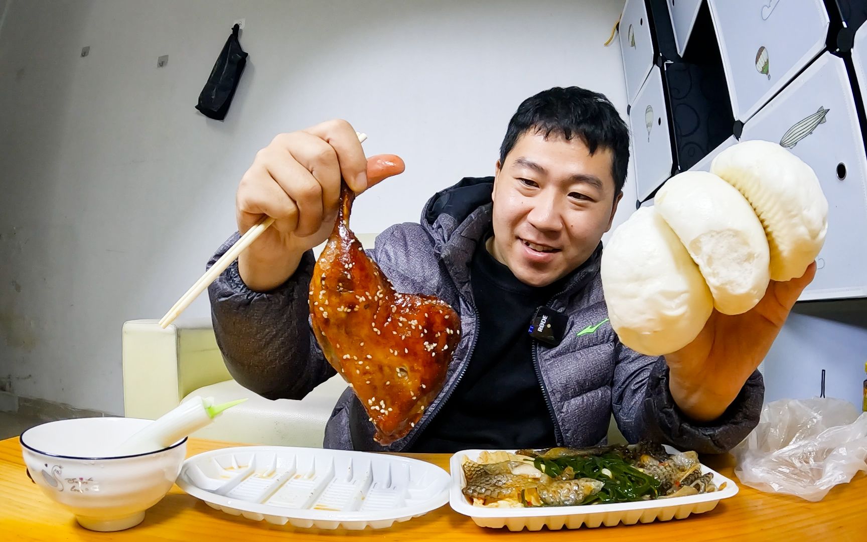 奥尔良烤鸭腿配上麻辣鱼皮,外卖小哥吃的津津有味,美味哔哩哔哩bilibili