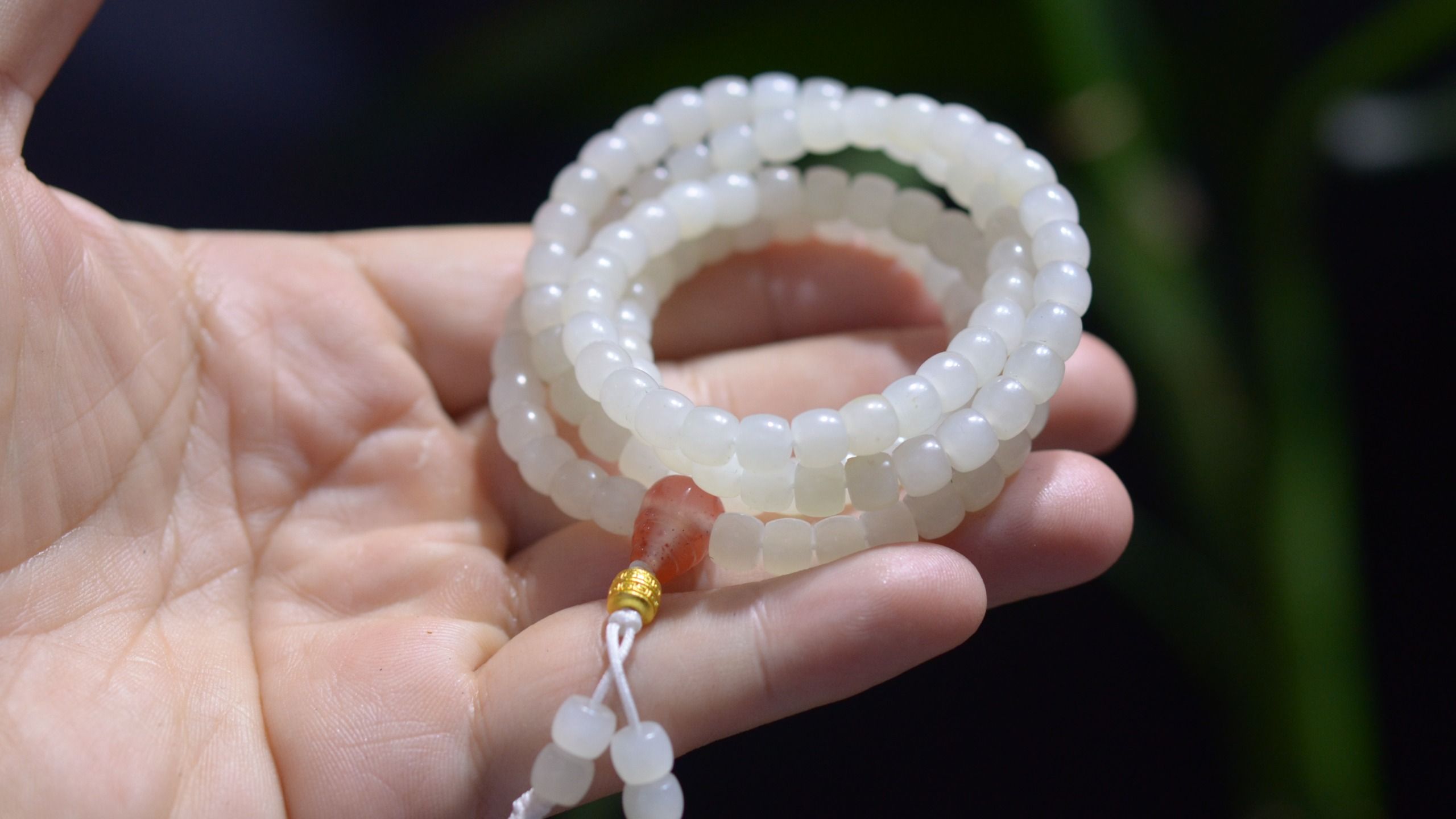 今日拍品:44.8g 新疆和田老熟无结构白玉籽料108颗老型珠项链