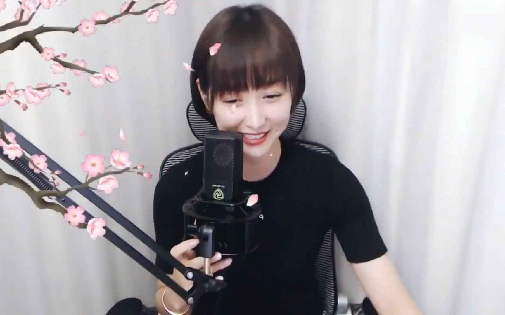 美女主播梁红演唱歌曲《余情未了》歌声甜美,好听醉人!