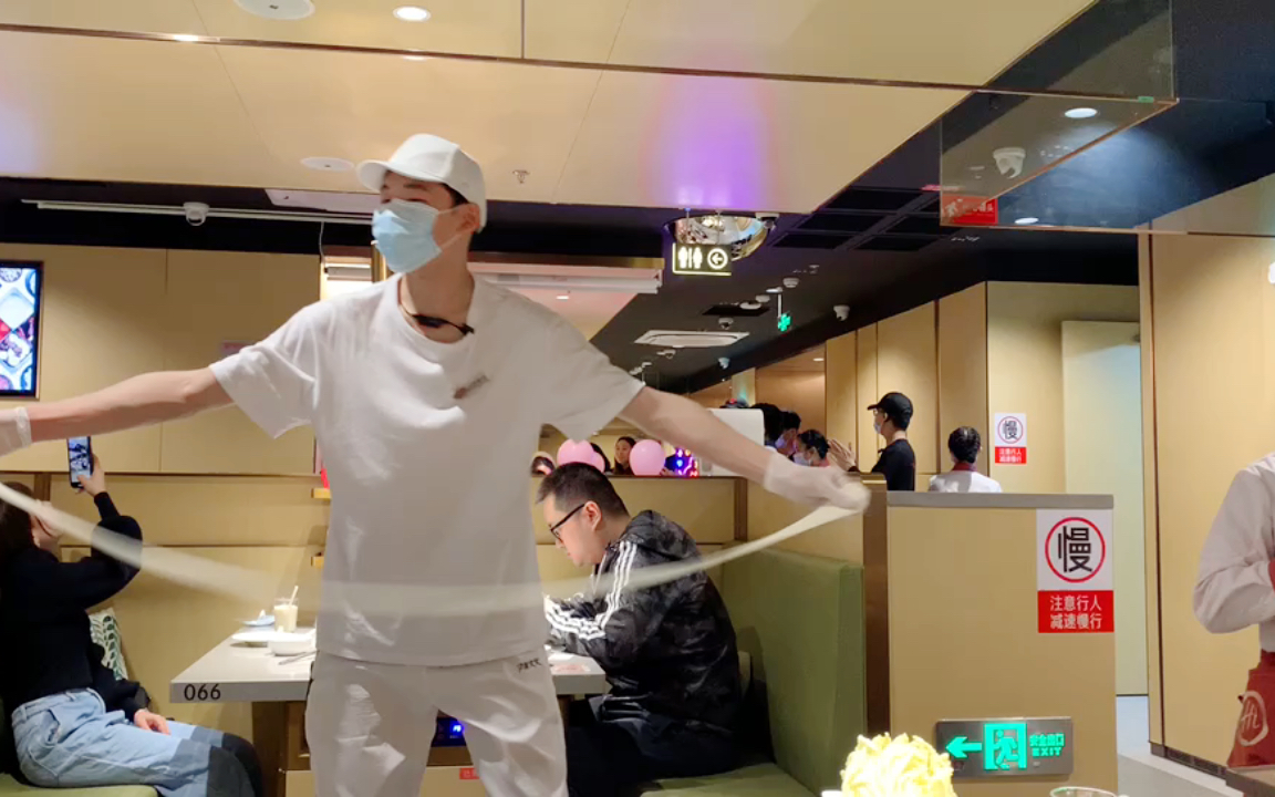 海底捞招牌捞面表演