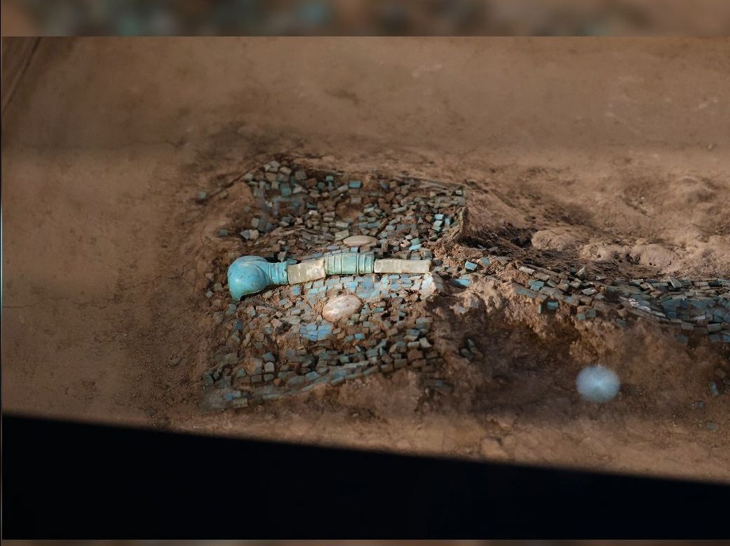 超级国宝夏朝绿松石龙形器