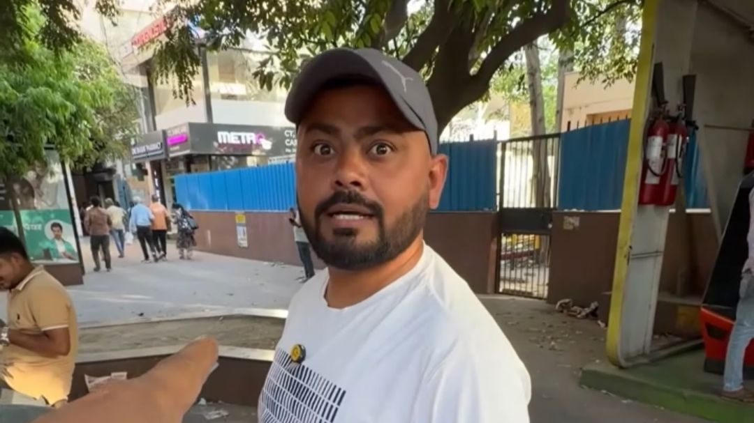 那个傲慢的小贩依旧跟水牛一样的脾气
