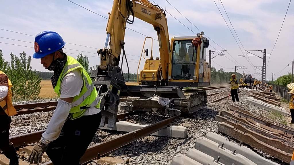 铁路建设,机械化施工换枕,实拍换枕现场,40秒更换一根,换到让你怀疑
