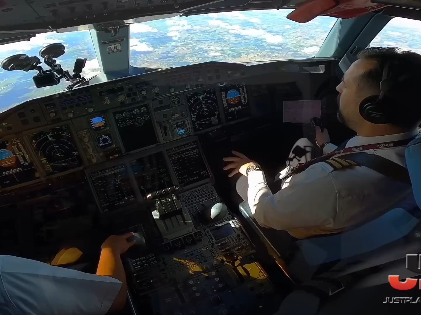 卡塔尔航空-空客 a380 驾驶舱视角降落在伦敦希思罗机场