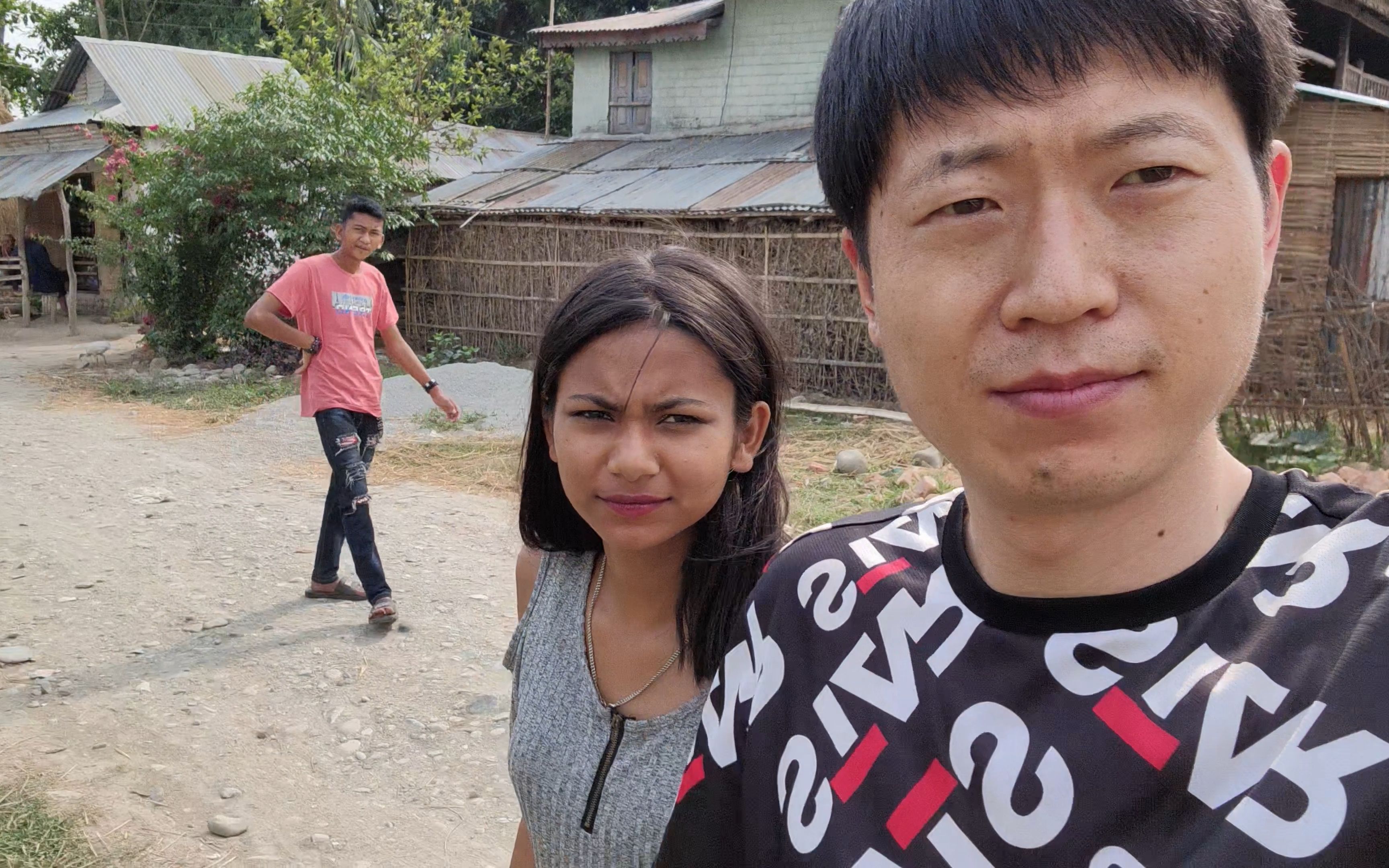 终于到达尼泊尔女网友的家里这里的人看到中国人都很好奇她的家人怎样