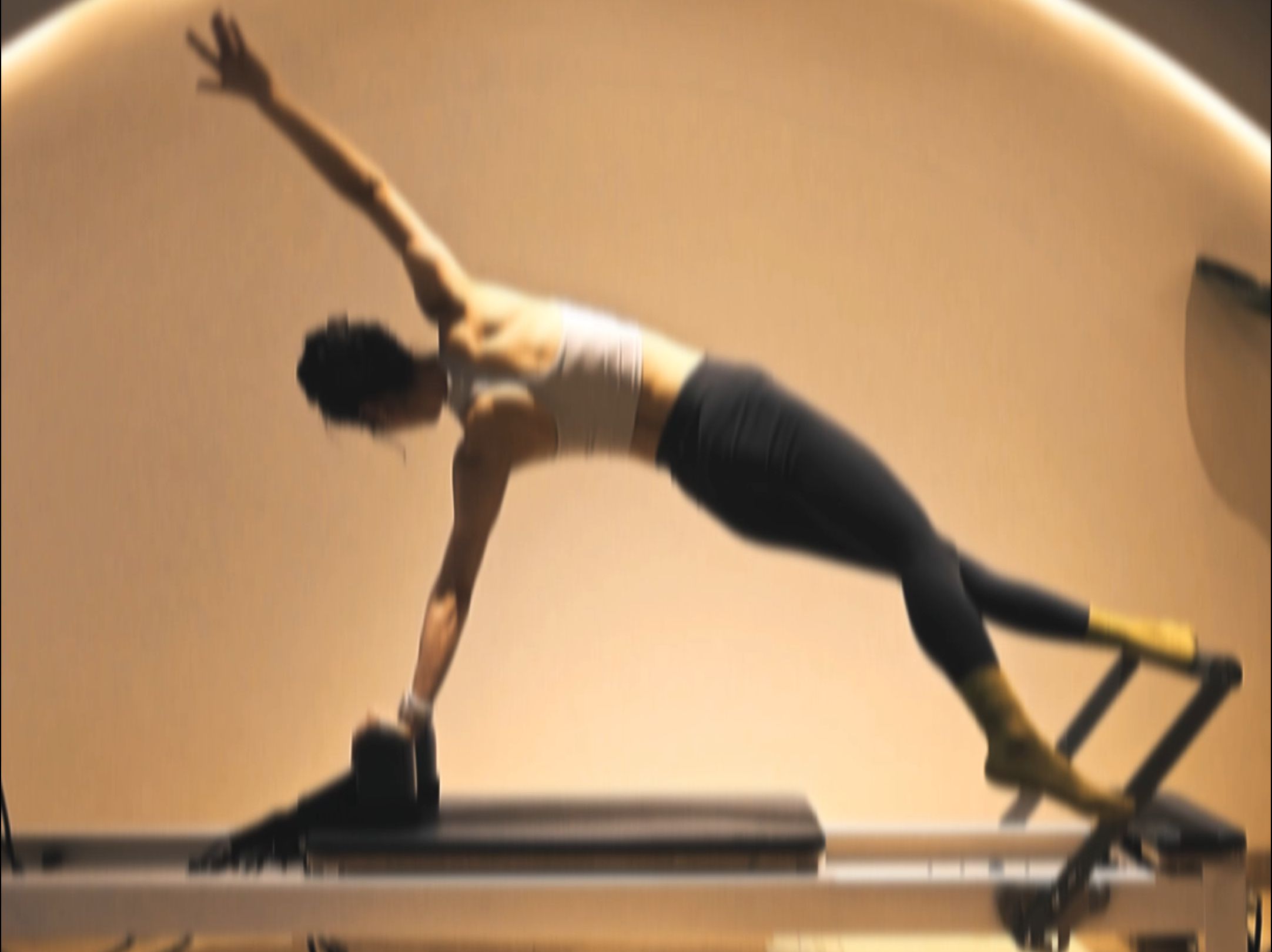 哈哈,普拉提核心床上的动作舒展性还是很高的,随便一个体式都很美