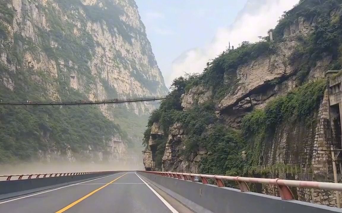 横跨大渡河峡谷的铁锁桥,可一步垮乐山和凉山,但进需穿狭窄隧道哔哩哔哩bilibili