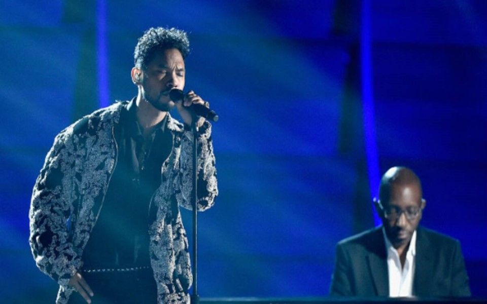 [图]Miguel & Greg P. Tribute to Michael J. - She's Out of My Life Live Grammys 2016