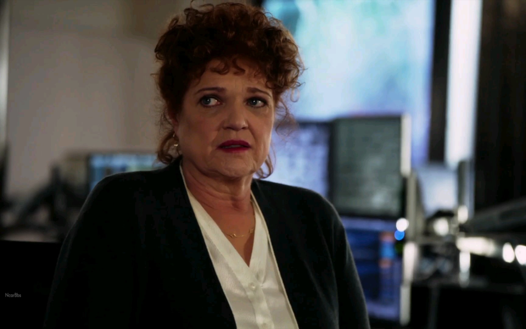 紧急呼救911接线员在枪口下照常工作随机应变向外界发出求救信号