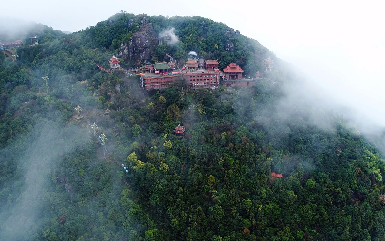 福建一座大山半山腰建有寺庙, 山上佛道儒三教并存哔哩哔哩bilibili