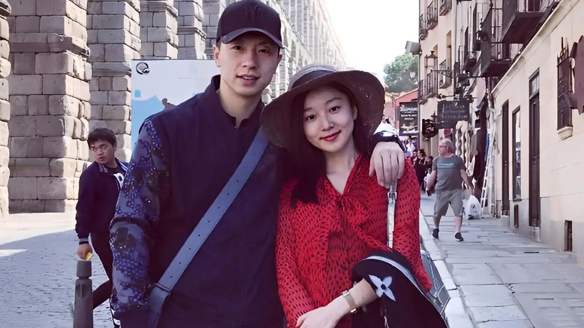 马龙带娃参加斯巴达比赛!全程陪跑笑容藏不住,妻子夏露也罕见露面