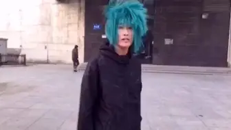 杀马特团长在路人面前发癫