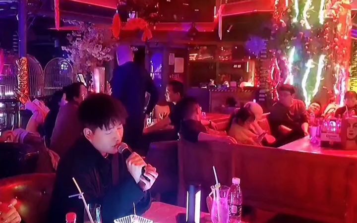 [图]有的人喝了酒，眼里全是眼泪和心酸，有的人喝了酒，满眼全是温柔和浪漫，一定要快乐