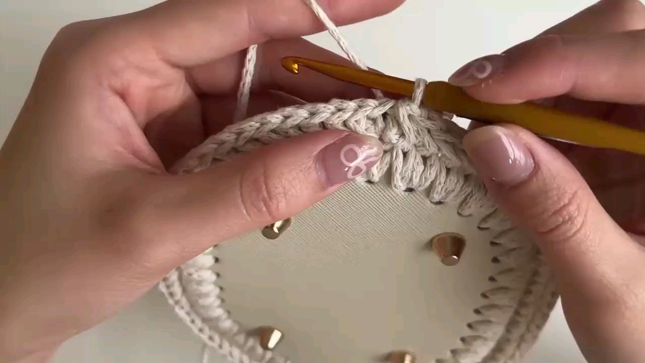 手工吃谷日常:1小时候你一定也编过这样的手绳吧用毛线就可以编出来