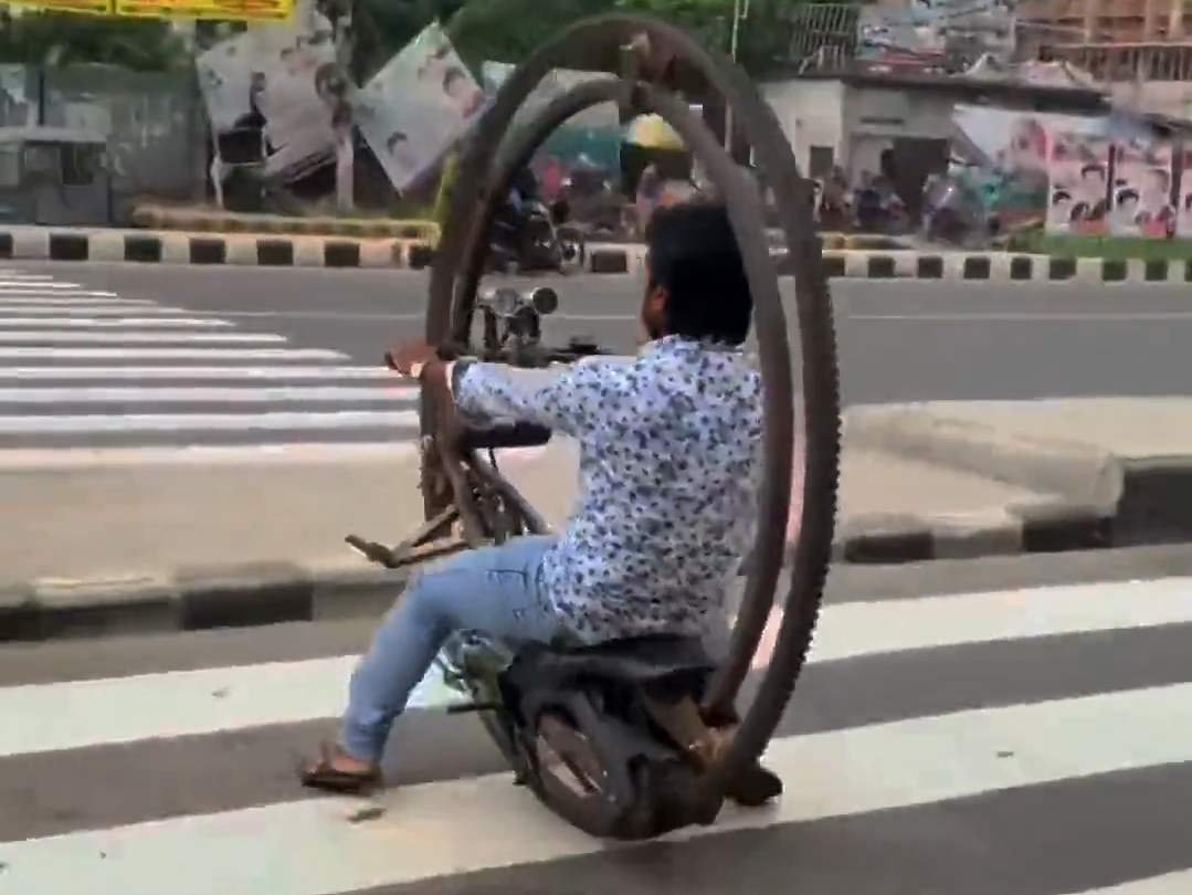 印度小哥发明的独轮摩托车