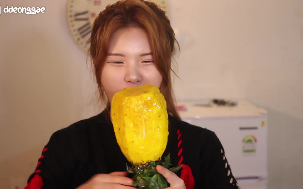 【donkey妹妹吃播】--啃整个菠萝(想起大一时在校园里一手骑车一手啃