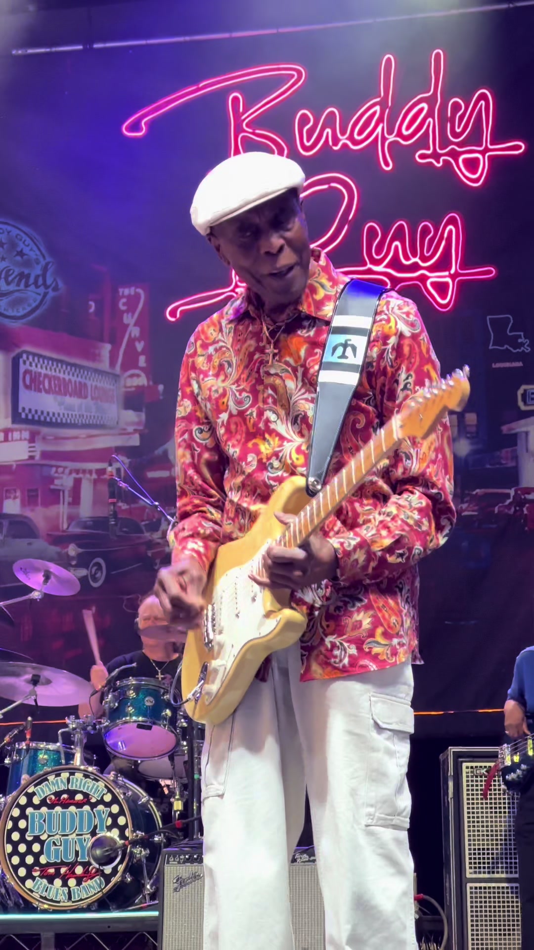 昨晚在纽约,现年86岁的巴迪·盖伊仍然鼓舞人心82