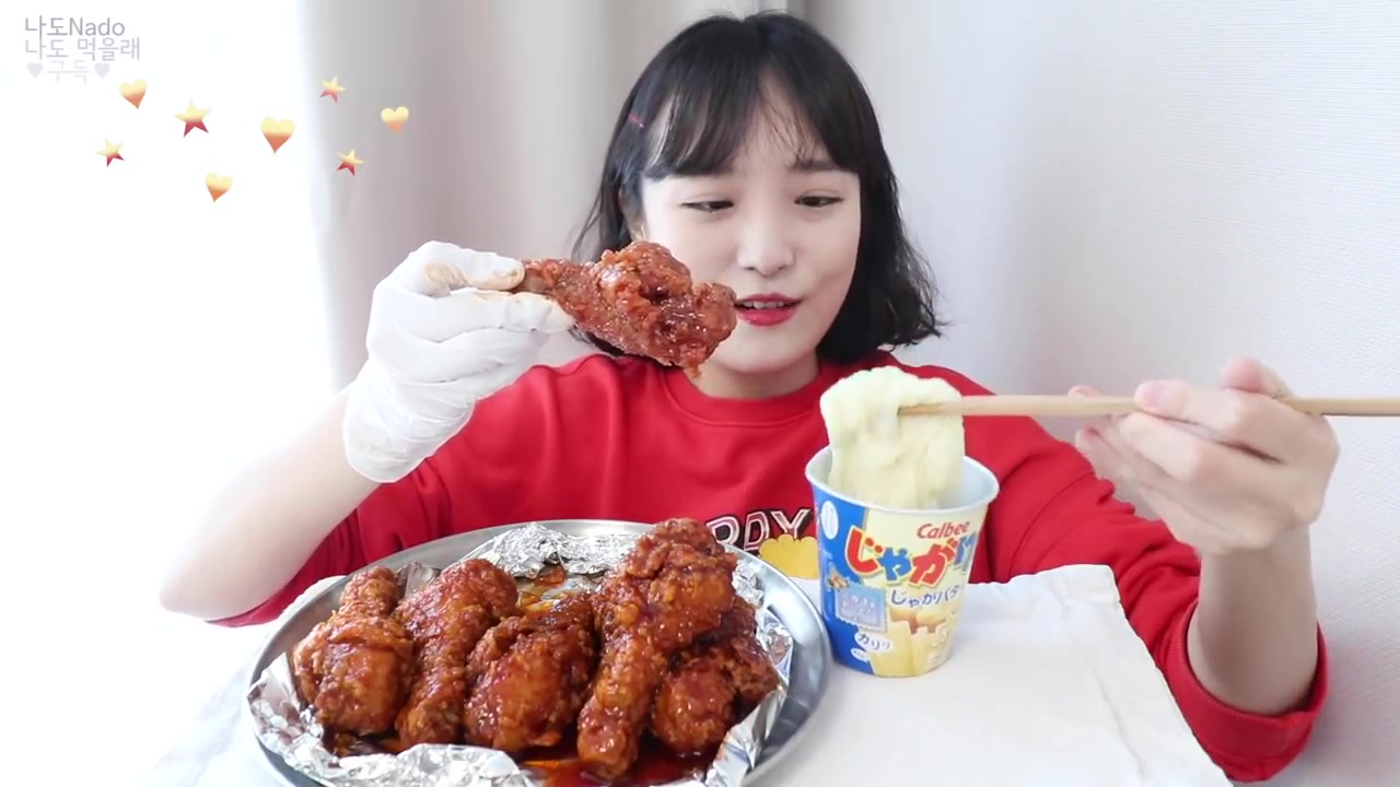 韩国吃播纳豆美女吃秘制鸡腿啦