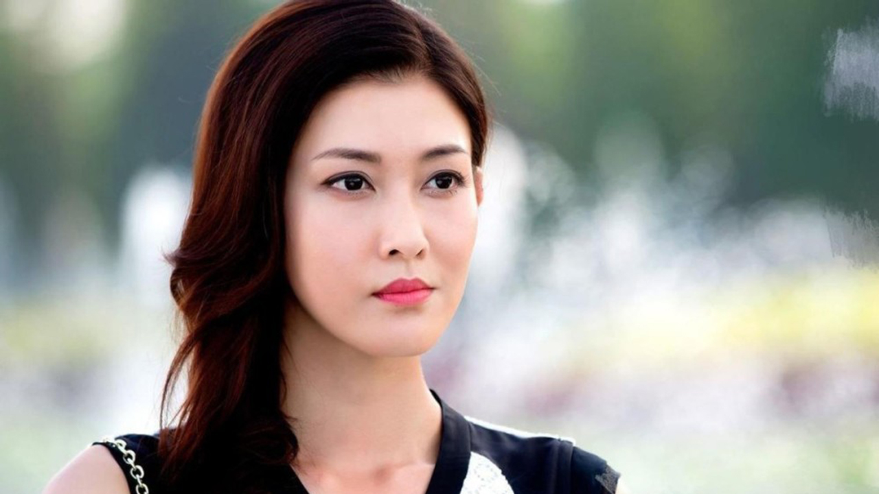 艾莉李彩桦街头玩滑板!