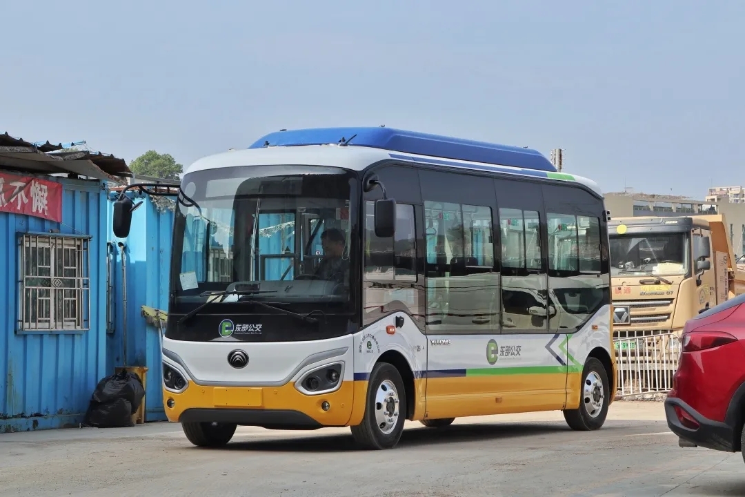 当滕顺强给深圳居民科普宇通客车