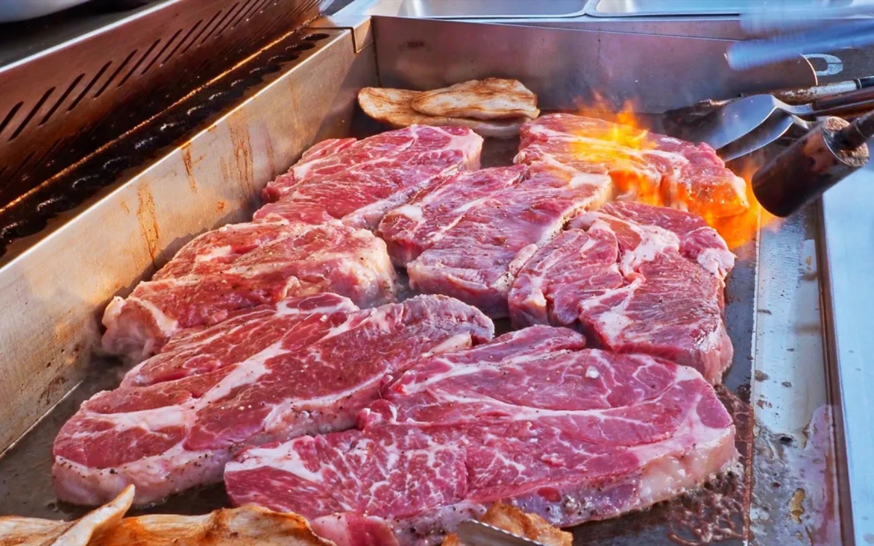 排隊必吃!人氣夜市牛排,豬排,牛肉湯/潮食牛