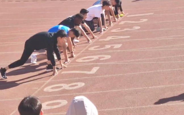 [图]山东建筑大学运动会，黑人老哥，慢跑爆发力，虽然起步慢但仍能反超！(侵权请联系)