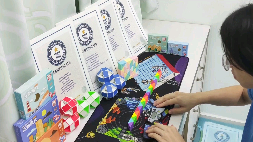 泛新魔方24段彩色魔尺测速折成天鹅4.79秒五次拍表平均,4.