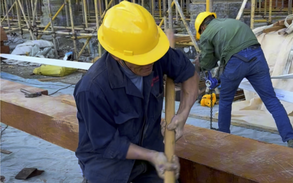 虽然他们被称为 "农民工"可是他们手上构造的却是中国的建筑史,是文化