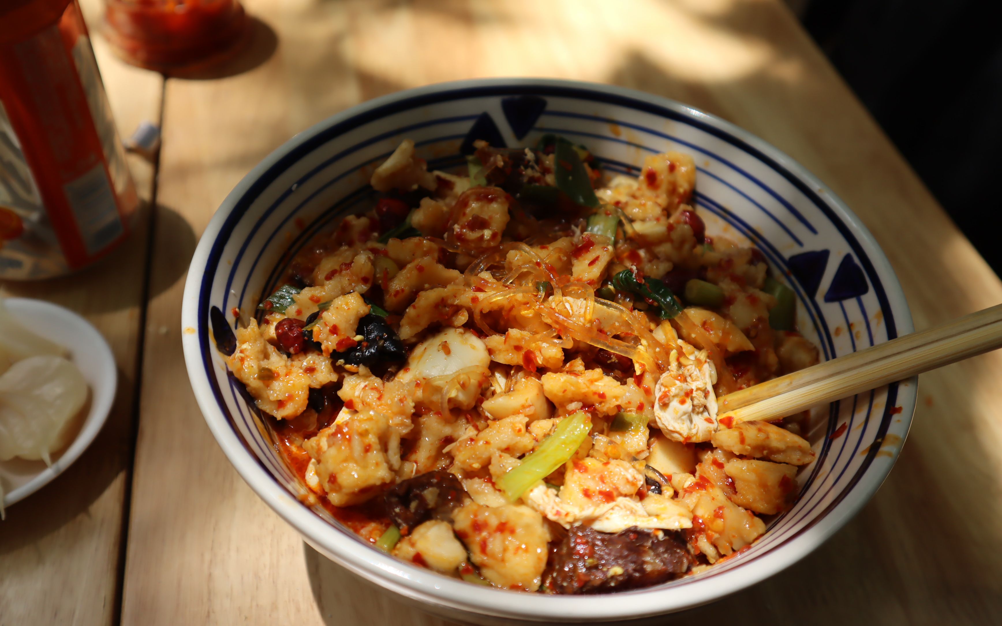 西安城墙下一家泡馍馆,泡馍小炒都是15元,小伙坐着和大爷片汉川