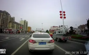 Скачать видео: 女司机真可怕，实习贴不是白贴的