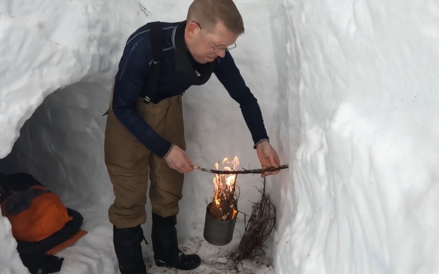 [图]极寒天气，3米厚的积雪上，如何挖雪洞，建立庇护所过夜？