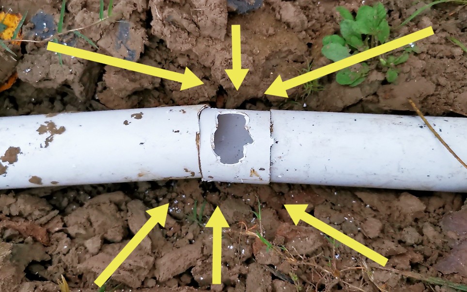 pvc管埋在地下,破个大洞怎么修复?有经验的水电工都是这样干的