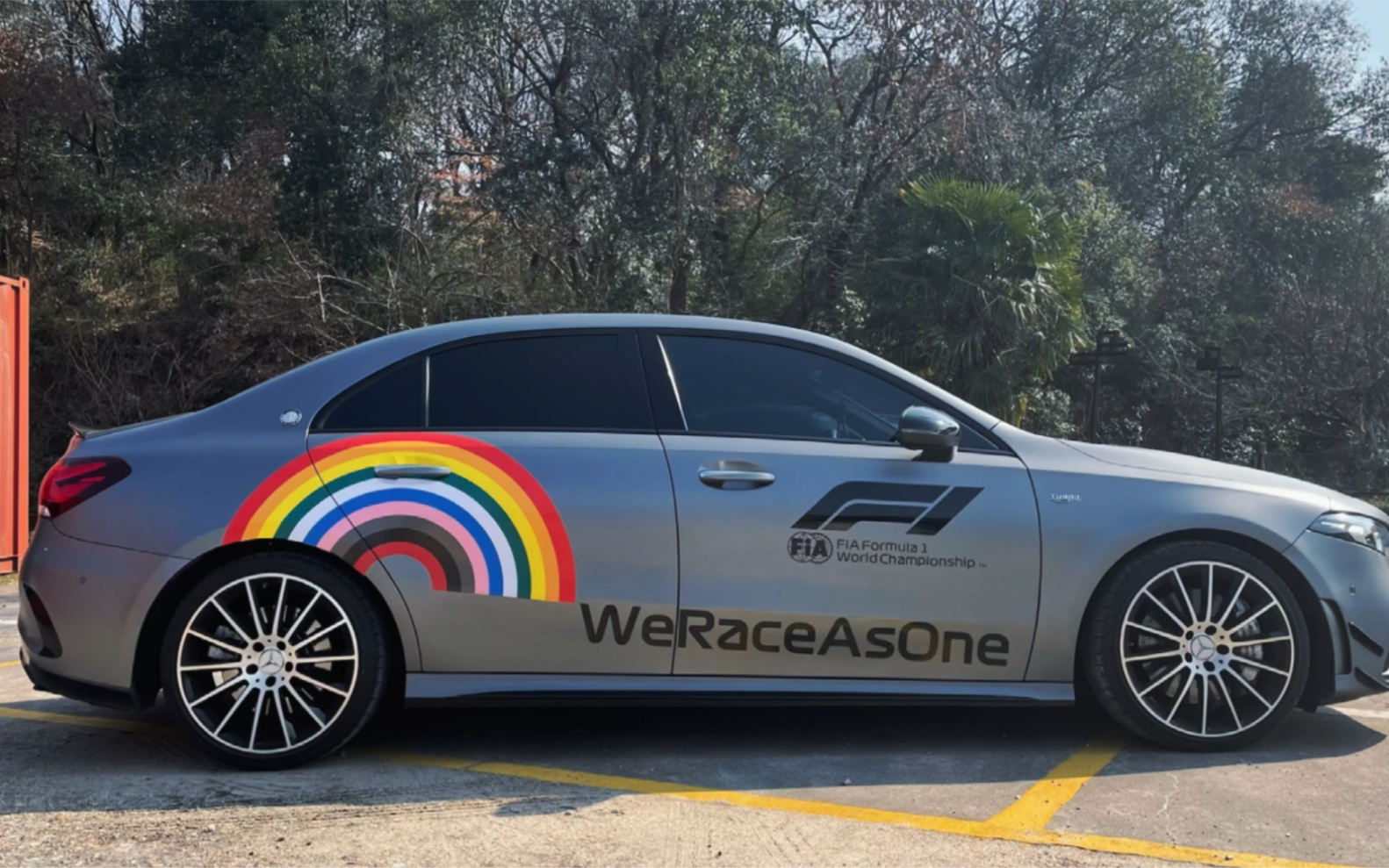 给车换上f1的安全车拉花好看又可以上升一高度