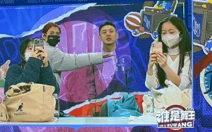 Video herunterladen: 是什么让三个花季少女尖叫连连！