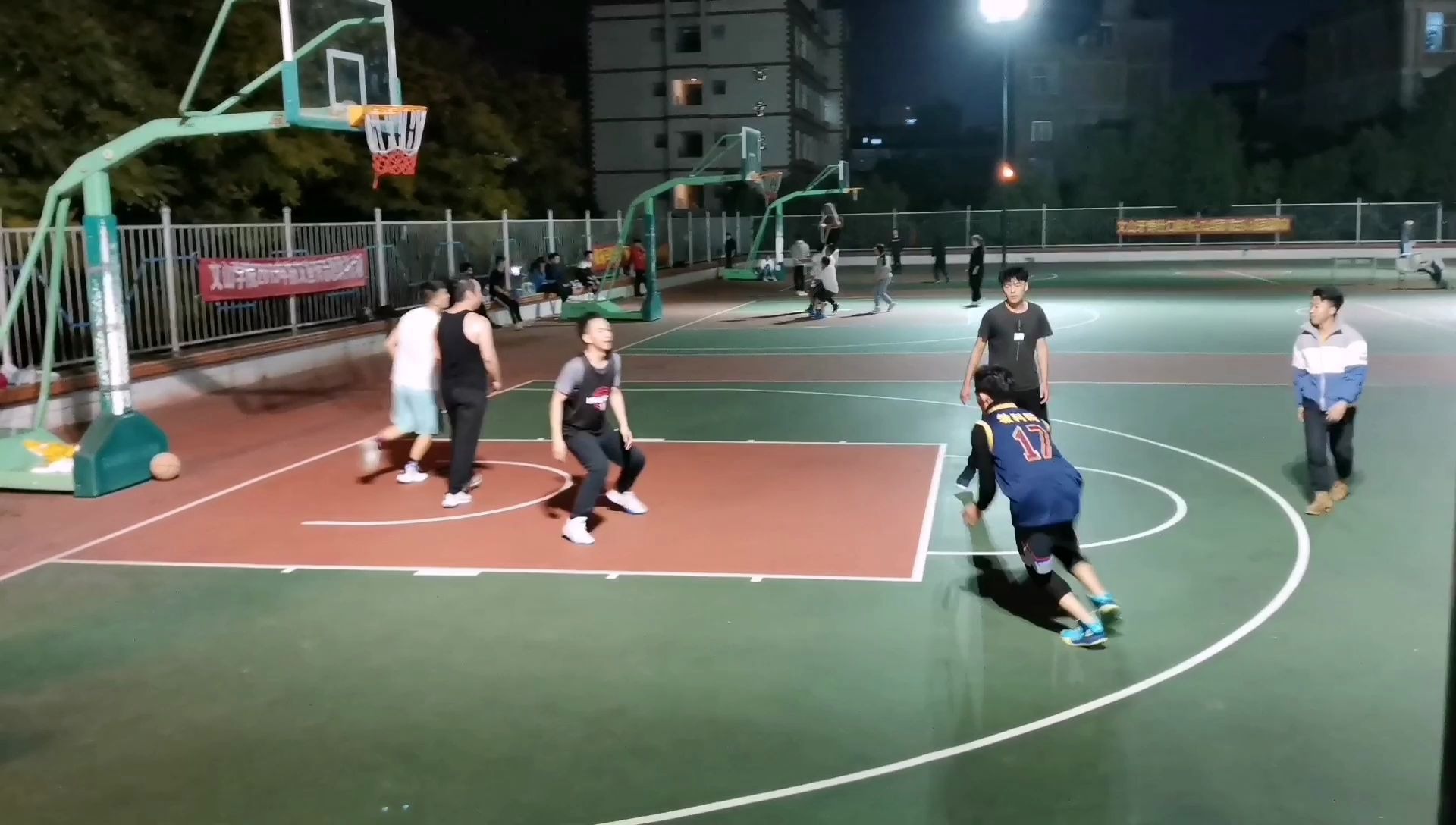 大叔是如何打篮球的?观众:不出手则已,一出手必中