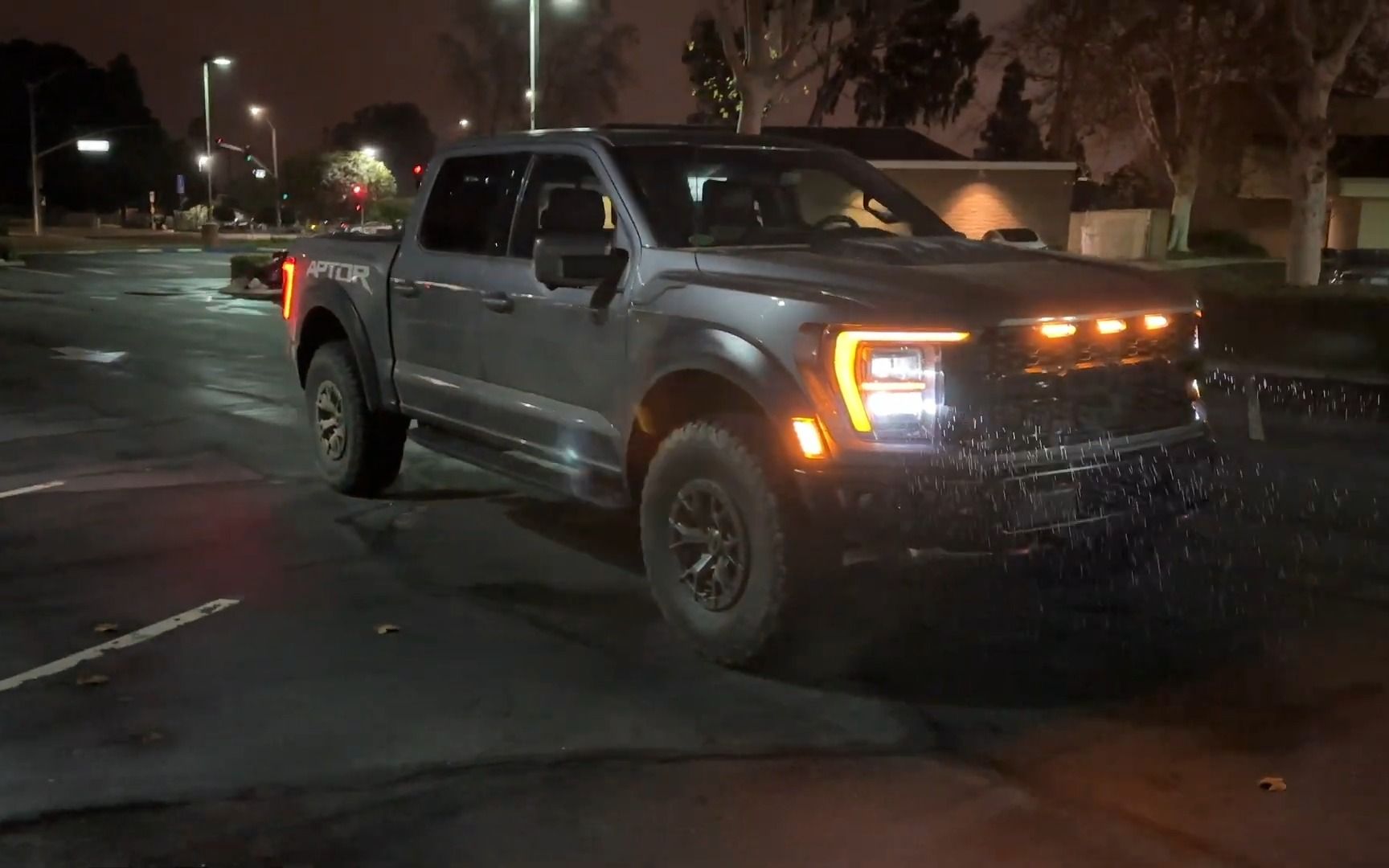 [图]2023 Ford Raptor R POV Rainy Night Drive (3D Audio)