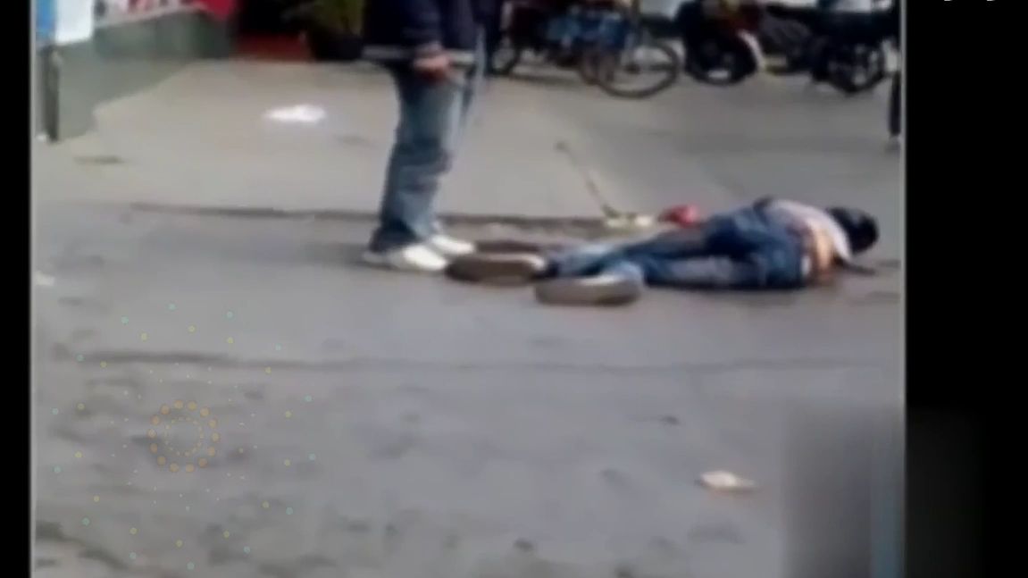 男子众目睽睽砍断死者脖子，硬刚警方