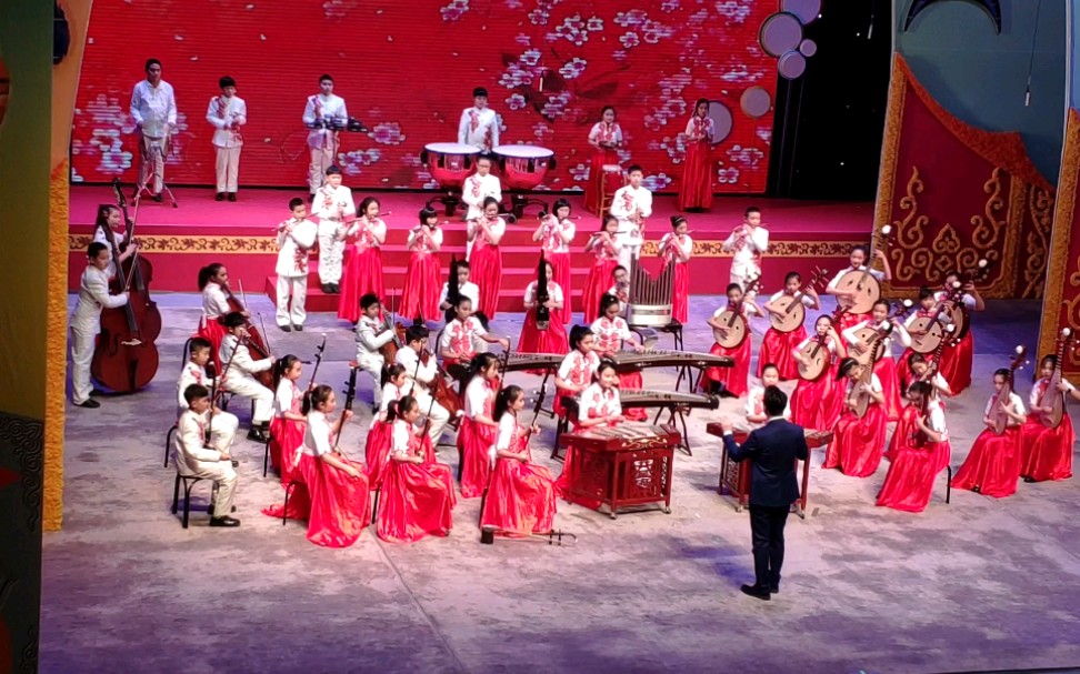 民乐合奏闹新春中国政法大学附属前锋学校民乐团在梅兰芳大剧院演出