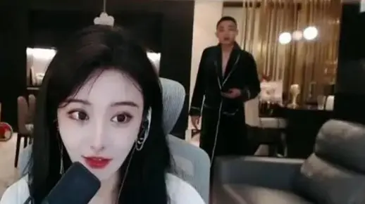 女主播翻车名场面，榜一大哥走进墨子梦房间，千万粉丝心碎