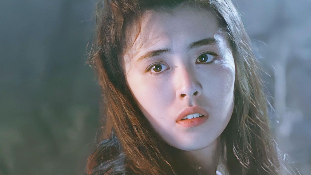 56岁王祖贤南京现身,时尚背包搭配亮眼,瘦20斤逆龄美貌变聂小倩