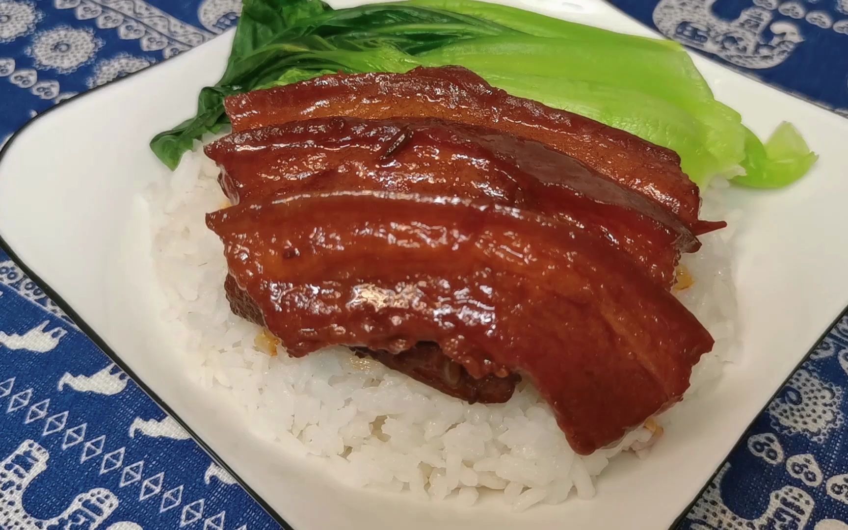 肥而不腻的把子肉盖饭浇上汤汁简直是下饭神器