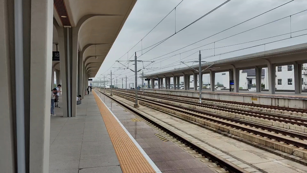 南昌局crh2a重联达速通过庐江西站