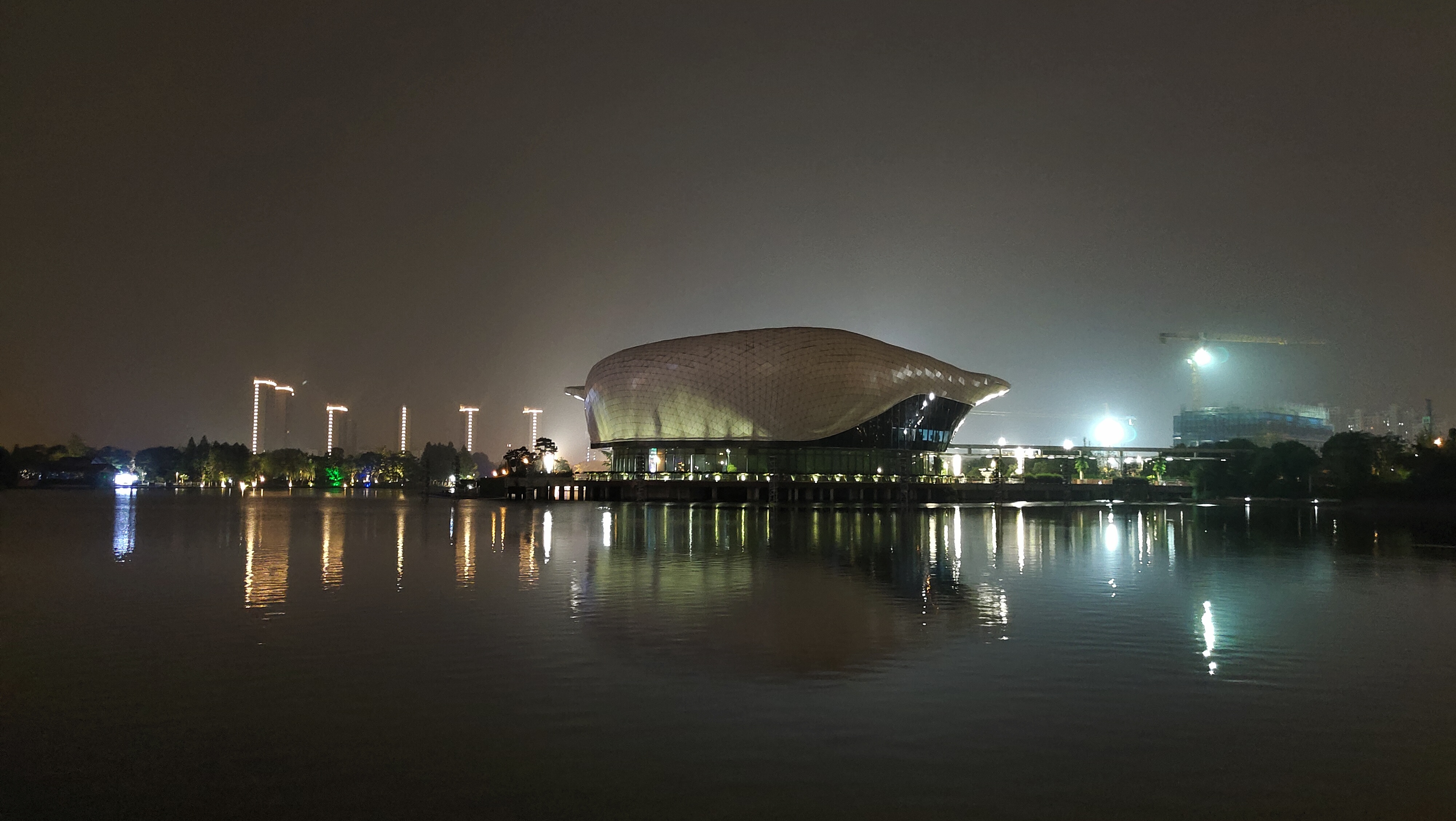 江苏太仓城南片区最大的人工湖,夜景绝美的天镜湖公园,霓虹闪烁