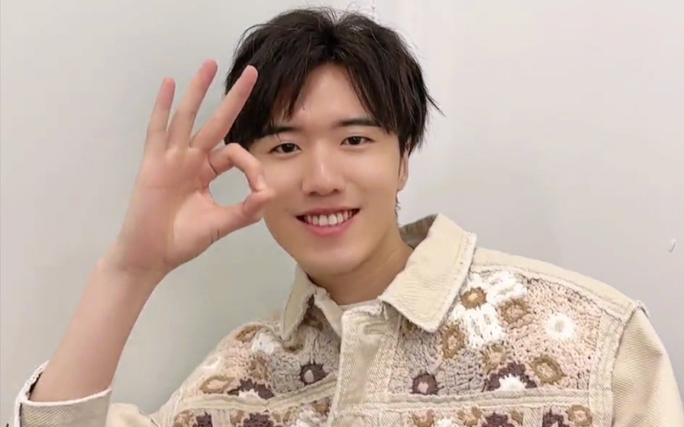 拥有孩童般纯真笑容的华子哥(开朗)