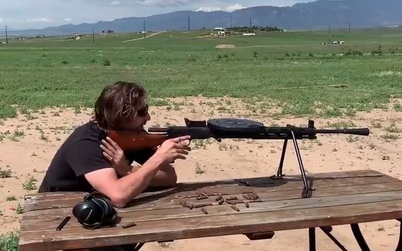 前苏联造dp28轻机枪采用独特的弹盘供弹方式吃鸡朋友应该很熟悉