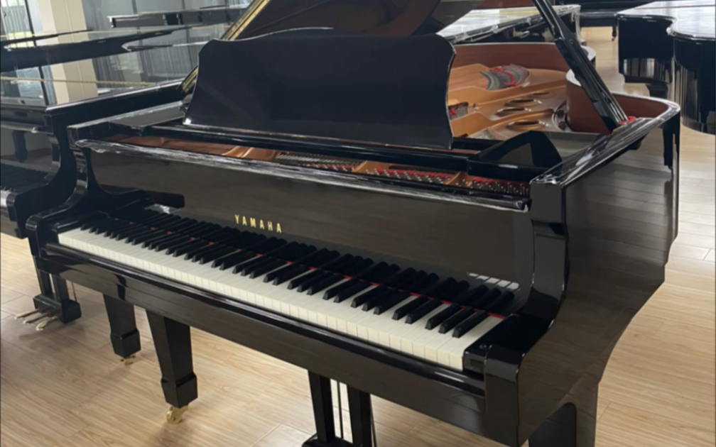 03年生产的雅马哈c5l,2米尺寸长,状态非常好,是高端演奏级雅马哈三角